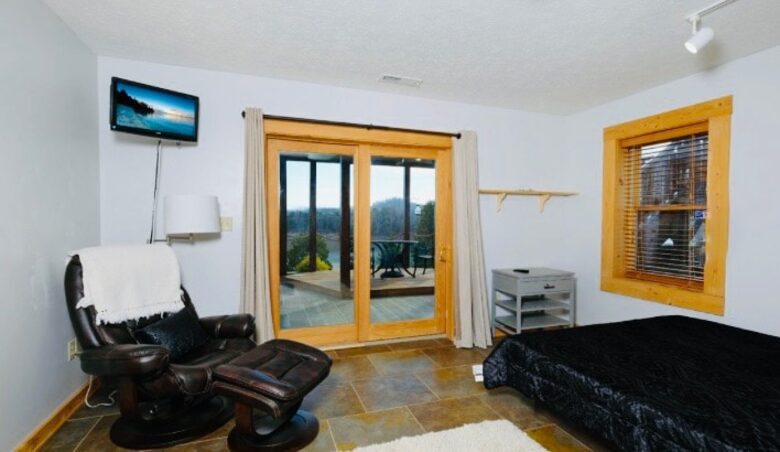 Mountain-View Lodge with Private Lake Access near Pigeon Forge - Sevierville, Tennessee