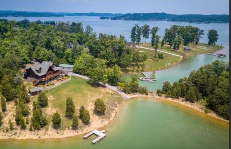 Mountain-View Lodge with Private Lake Access near Pigeon Forge - Sevierville, Tennessee