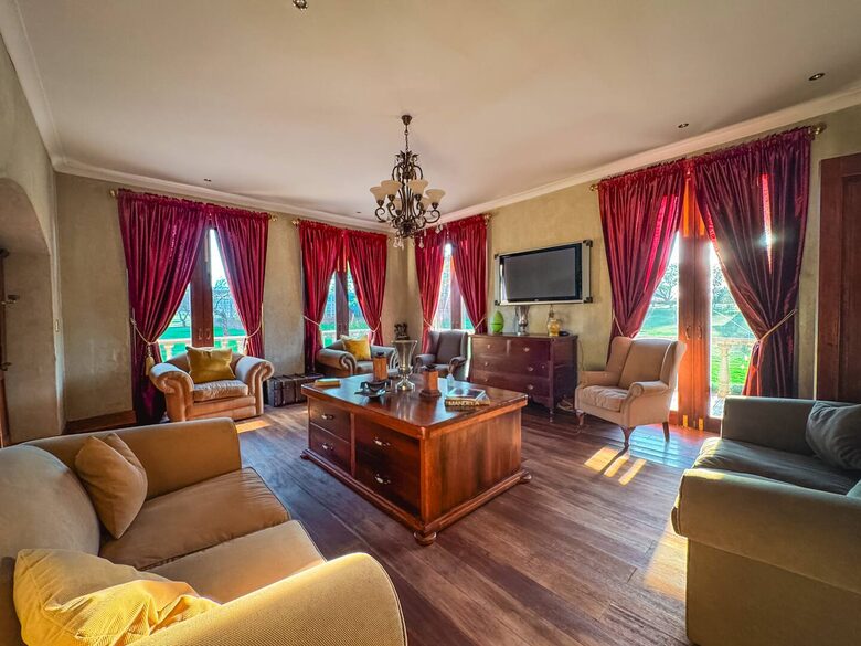 Vaal-Villa | Vintage Style Farmhouse - Vanderbijlpark, South Africa