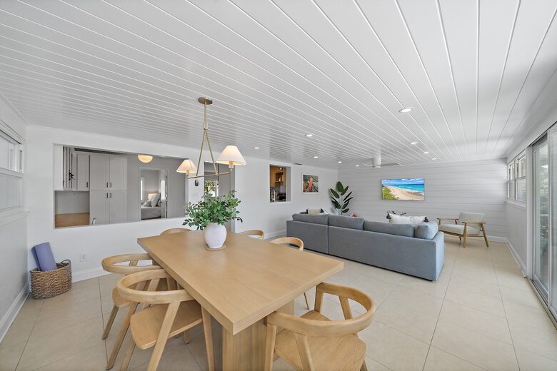 Sunny Sarasota Retreat Near Beaches & Downtown - Sarasota, Florida
