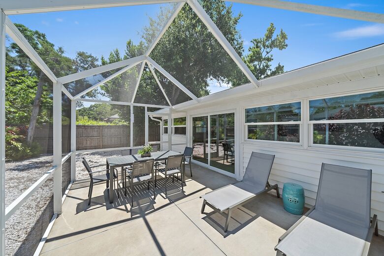 Sunny Sarasota Retreat Near Beaches & Downtown - Sarasota, Florida