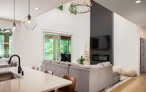 Elegant Retreat Overlooking Wilson Lake - Florence, Alabama