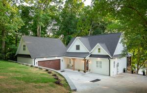 Elegant Retreat Overlooking Wilson Lake - Florence, Alabama