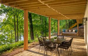 Elegant Retreat Overlooking Wilson Lake - Florence, Alabama