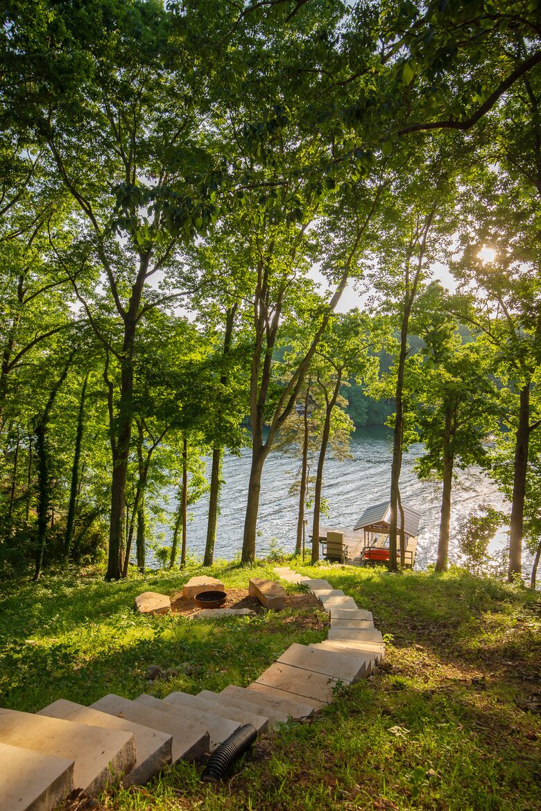 Elegant Retreat Overlooking Wilson Lake - Florence, Alabama