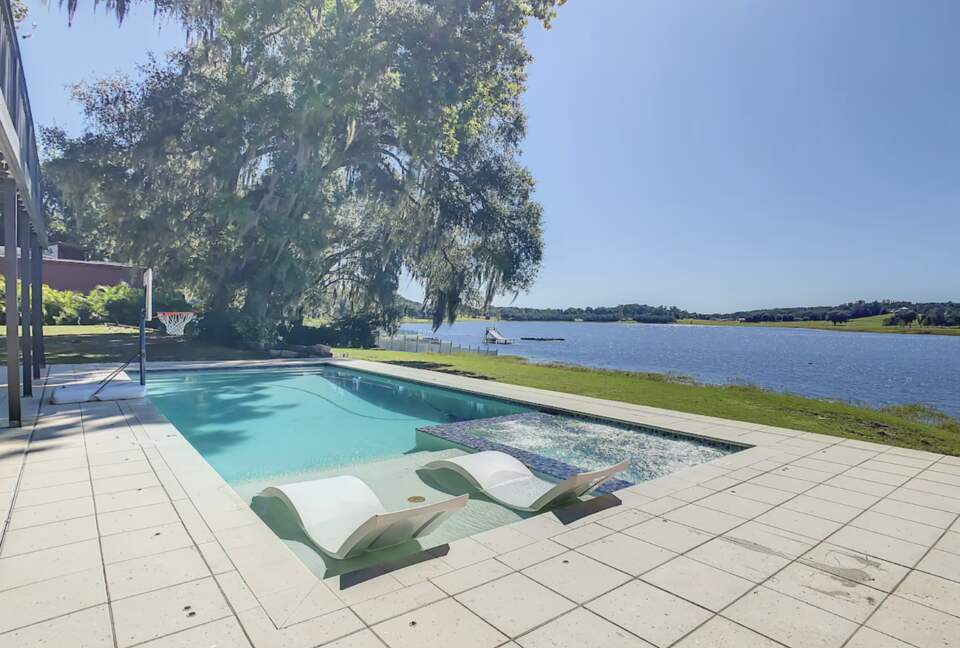 Tranquil Escape on Dowling Lake with Pool, Spa & Firepit - Dade City, Florida