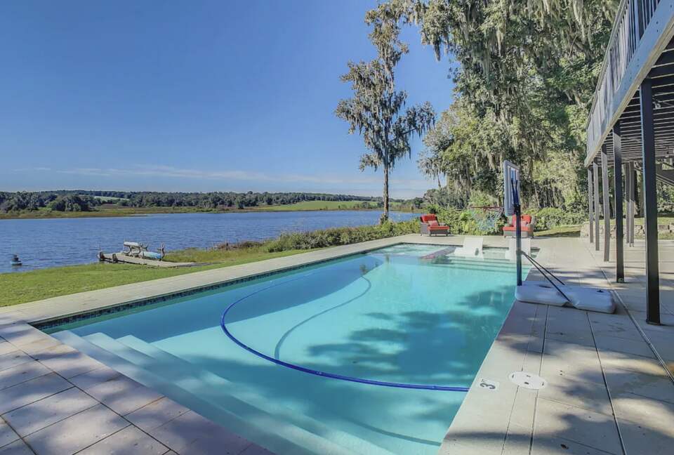 Tranquil Escape on Dowling Lake with Pool, Spa & Firepit - Dade City, Florida