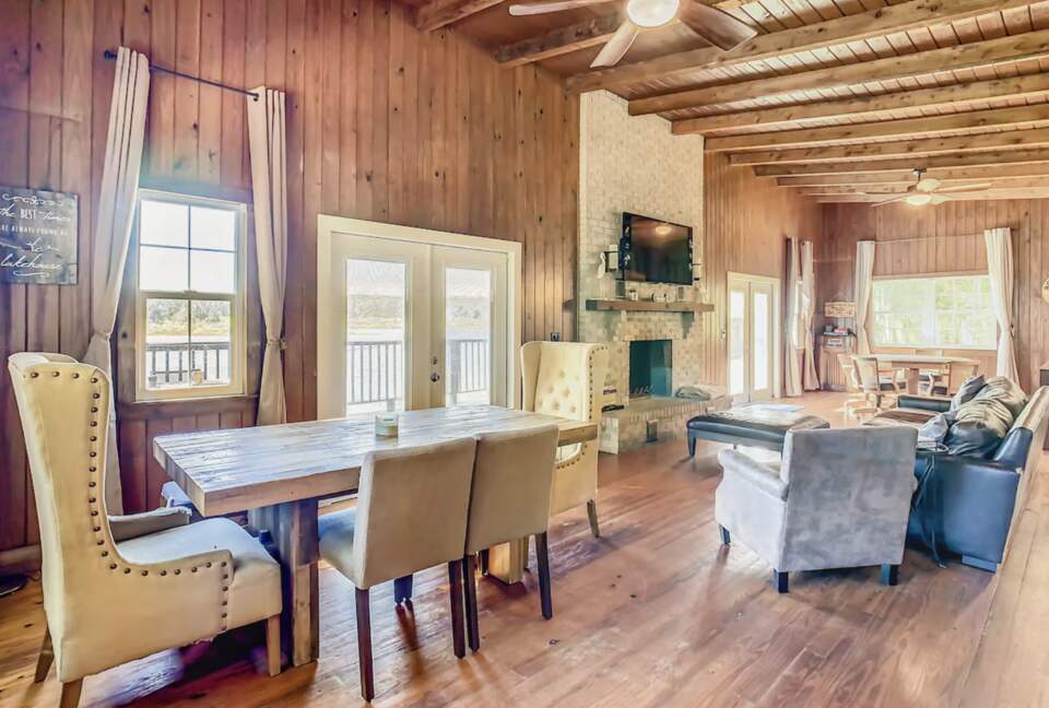 Tranquil Escape on Dowling Lake with Pool, Spa & Firepit - Dade City, Florida