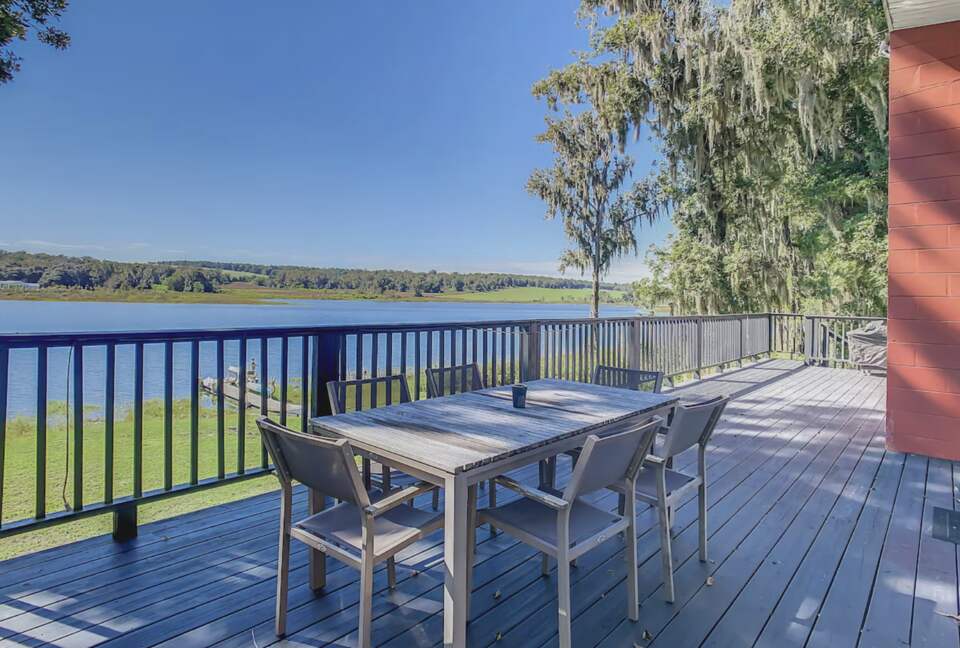 Tranquil Escape on Dowling Lake with Pool, Spa & Firepit - Dade City, Florida