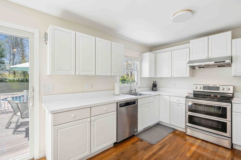 Private Southampton Oasis with Pool, Hot Tub & Beaches Nearby - Hampton Bays, New York