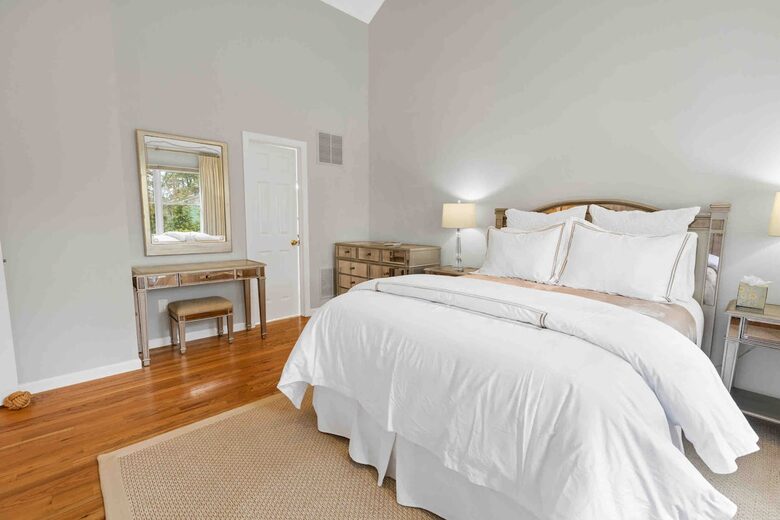 Private Southampton Oasis with Pool, Hot Tub & Beaches Nearby - Hampton Bays, New York
