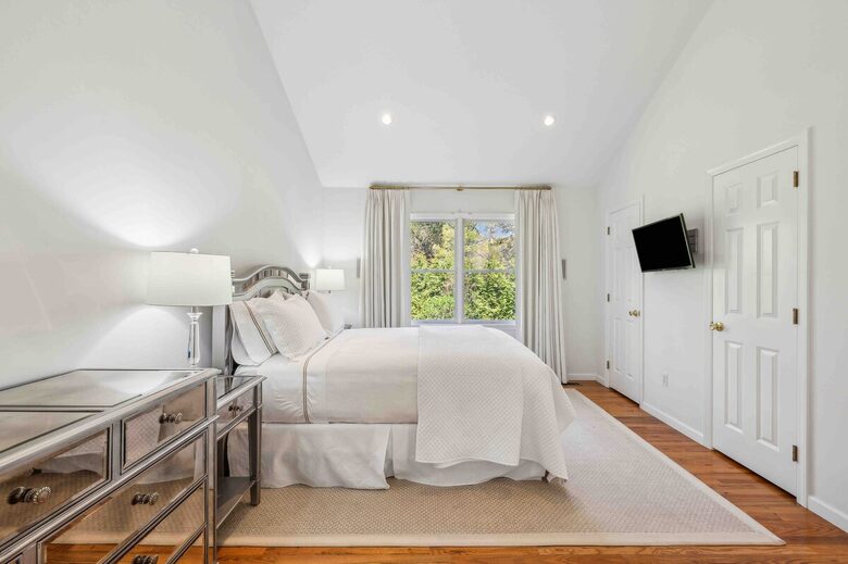 Private Southampton Oasis with Pool, Hot Tub & Beaches Nearby - Hampton Bays, New York