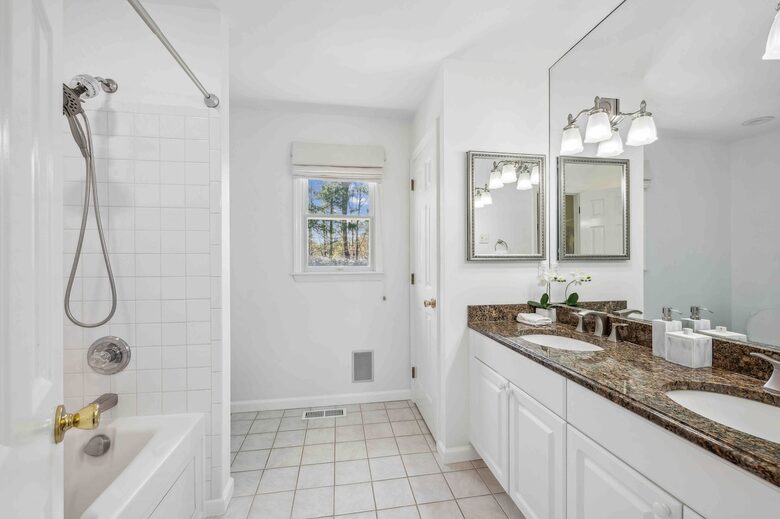 Private Southampton Oasis with Pool, Hot Tub & Beaches Nearby - Hampton Bays, New York