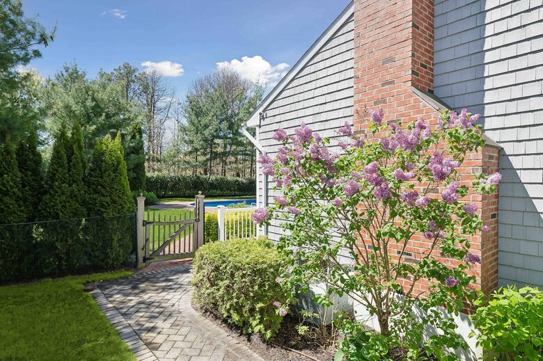 Private Southampton Oasis with Pool, Hot Tub & Beaches Nearby - Hampton Bays, New York