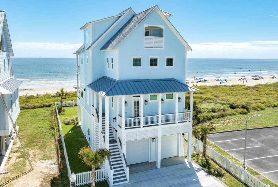 Elegant Gulf-Front Haven in Beachside Village - Galveston, Texas