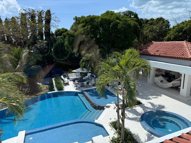 Infinity pool, jacuzzy and gazebo