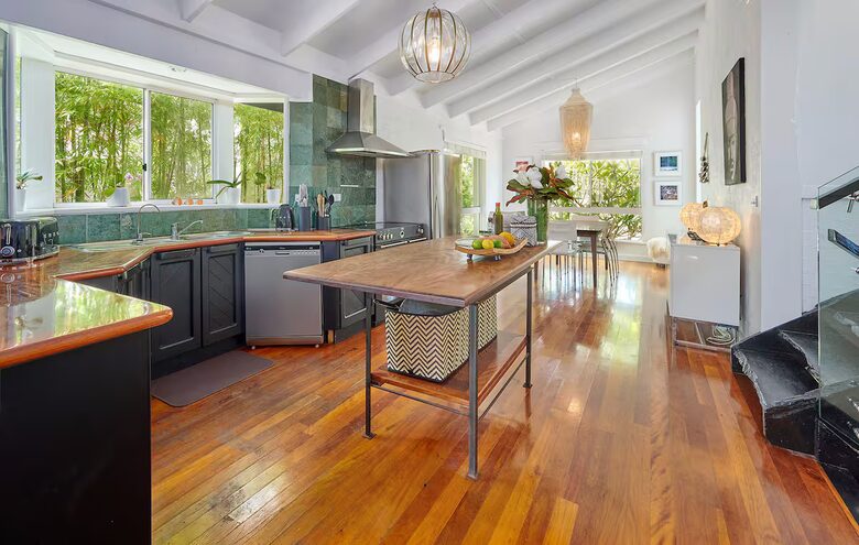 Architectural Coastal Sanctuary Near Byron Bay - Suffolk Park, Australia