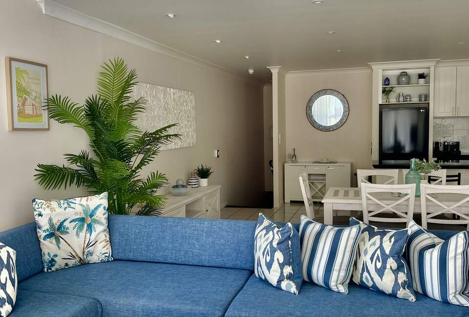 Charming Tropical Escape with Ocean or Pool Views - Palm Cove, Australia