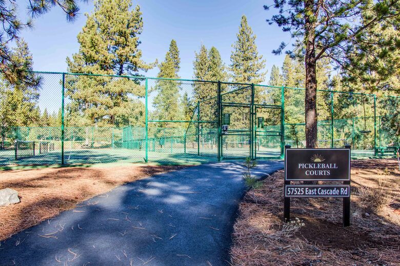Elegant Escape Under the Pines - Sunriver, Oregon