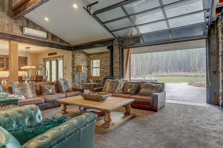 Modern Mountain Escape with Luxe Indoor-Outdoor Living - Bend, Oregon