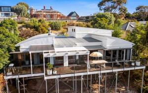 Elegant Light-Filled Residence with Scenic Views in Belmont - Geelong, Australia