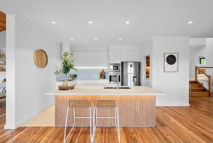 Elegant Light-Filled Residence with Scenic Views in Belmont - Geelong, Australia
