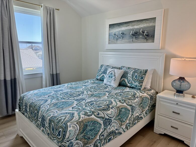 Upstairs Queen with Coastal Colors