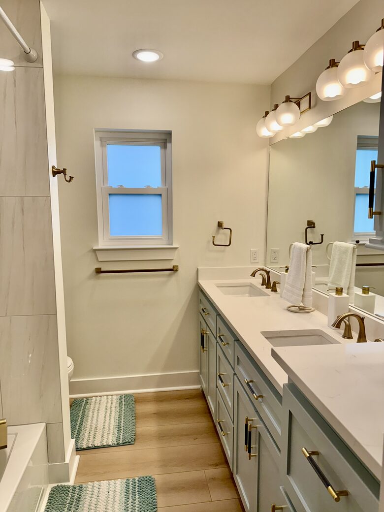Upstairs Bath with Double Sinks and Tub