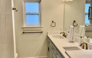 Upstairs Bath with Double Sinks and Tub