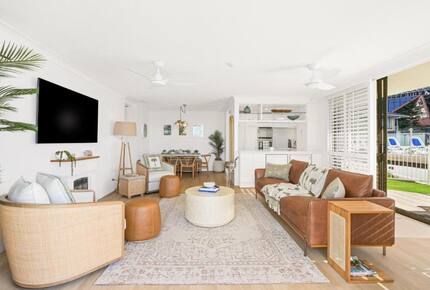 Elegant Beachfront Escape with Private Courtyard - Gold Coast, Australia
