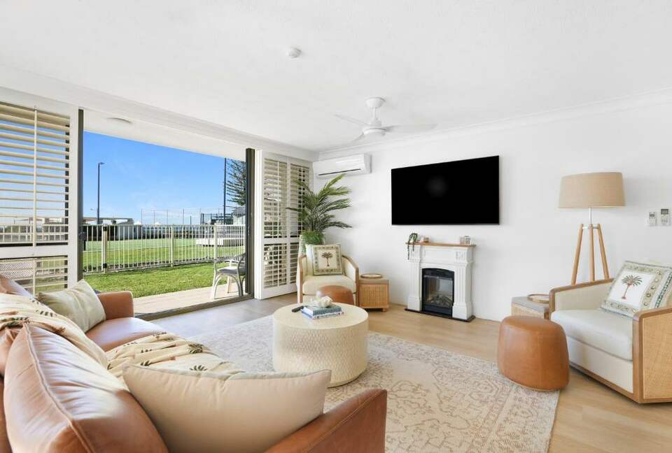 Elegant Beachfront Escape with Private Courtyard - Gold Coast, Australia