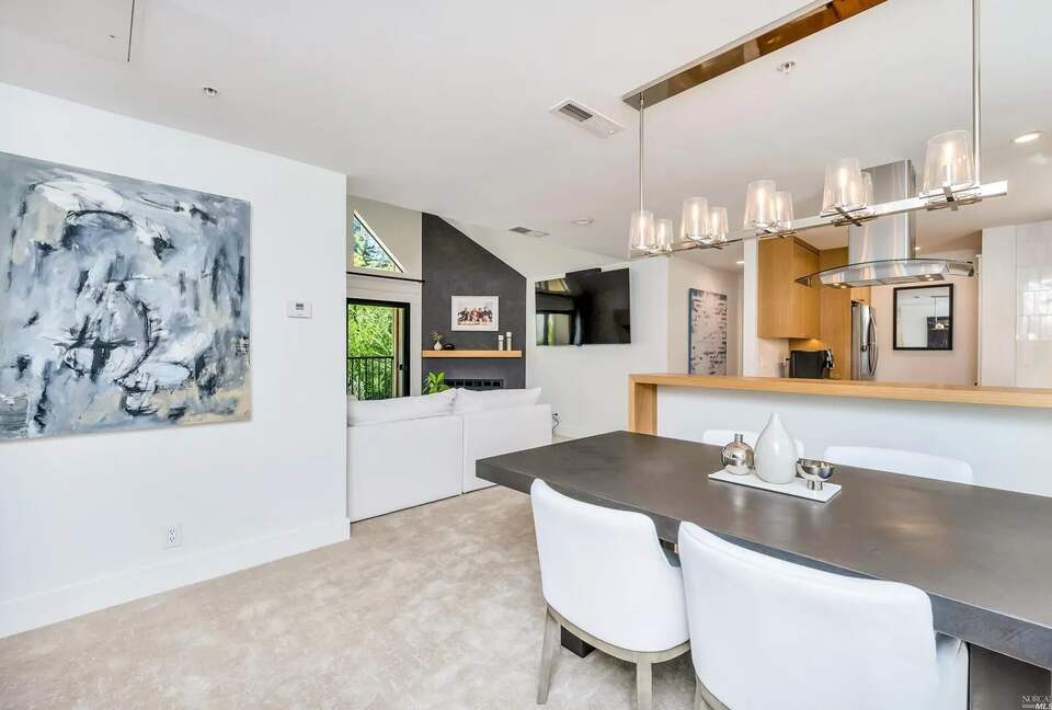 Serene Elegance in the Heart of Healdsburg - Healdsburg, California