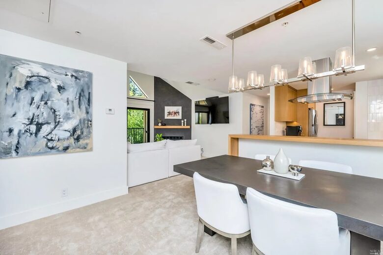 Serene Elegance in the Heart of Healdsburg - Healdsburg, California