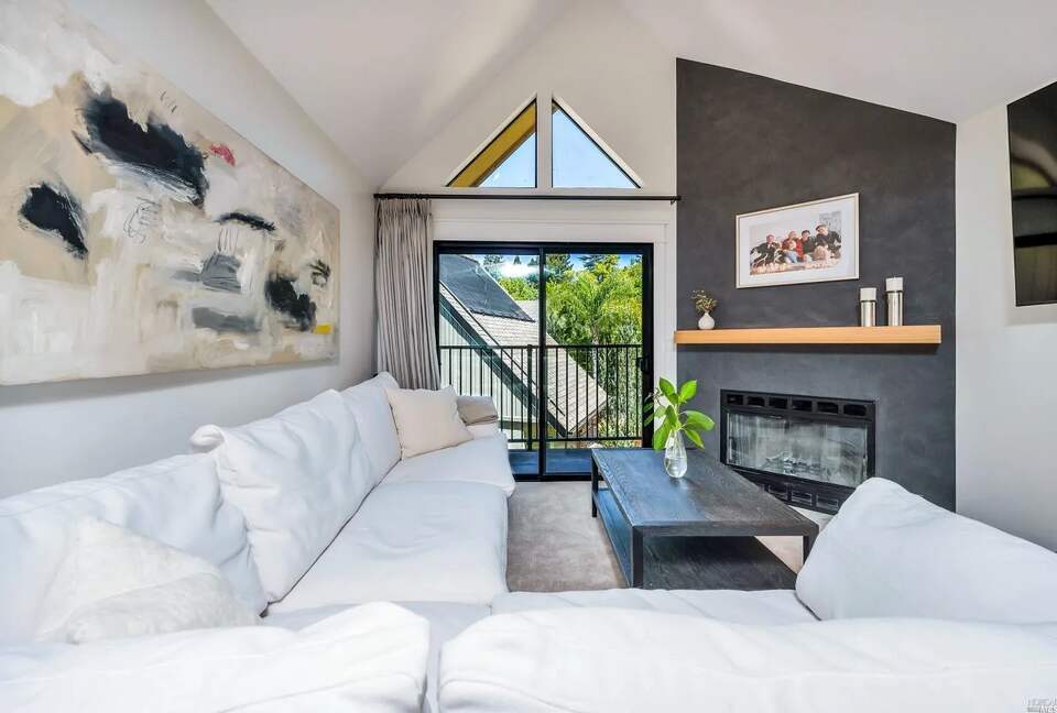 Serene Elegance in the Heart of Healdsburg - Healdsburg, California