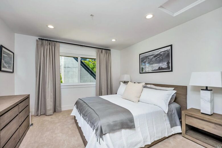 Serene Elegance in the Heart of Healdsburg - Healdsburg, California