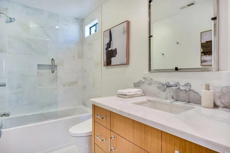 Serene Elegance in the Heart of Healdsburg - Healdsburg, California