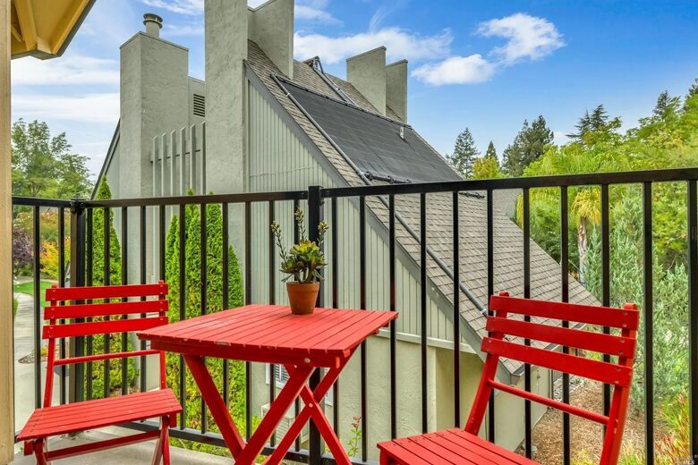 Serene Elegance in the Heart of Healdsburg - Healdsburg, California