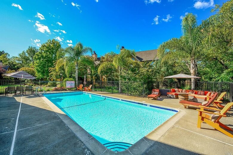 Serene Elegance in the Heart of Healdsburg - Healdsburg, California