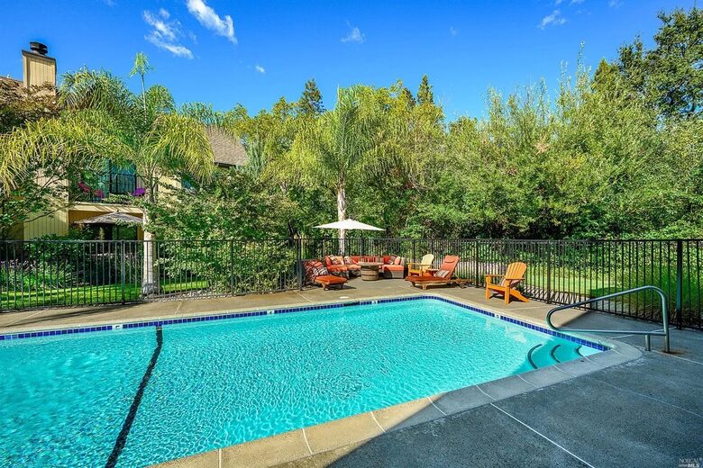 Serene Elegance in the Heart of Healdsburg - Healdsburg, California