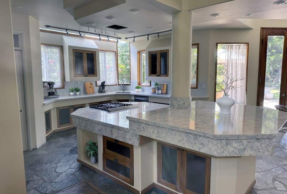 Mokulua Views & Modern Comfort in Coastal Paradise - Kailua, Hawaii