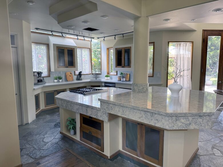 Mokulua Views & Modern Comfort in Coastal Paradise - Kailua, Hawaii