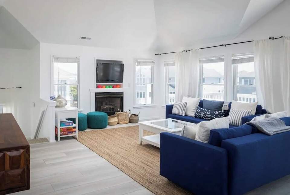 Stylish Corolla Retreat with Pool, Hot Tub & Ocean Views - Corolla, North Carolina