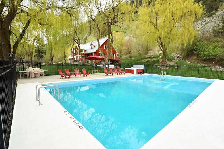 Spacious Canyon Lodge with Private Pool & Deck - Preston, Idaho