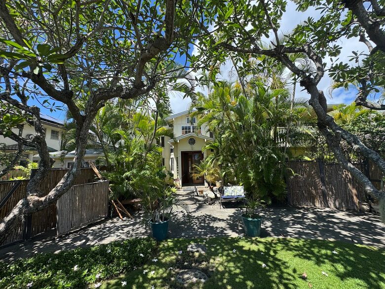 Mokulua Views & Modern Comfort in Coastal Paradise - Kailua, Hawaii