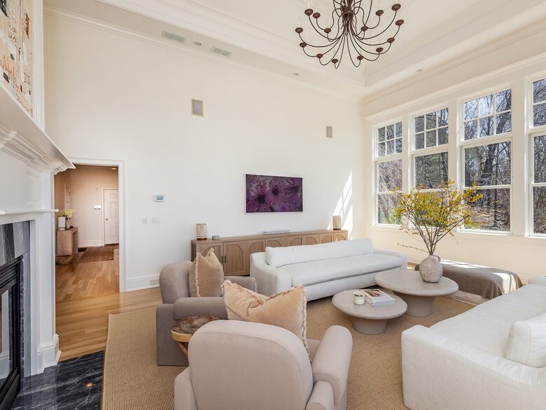Elegant Colonial Retreat with Private Beach Access - Warren, Connecticut