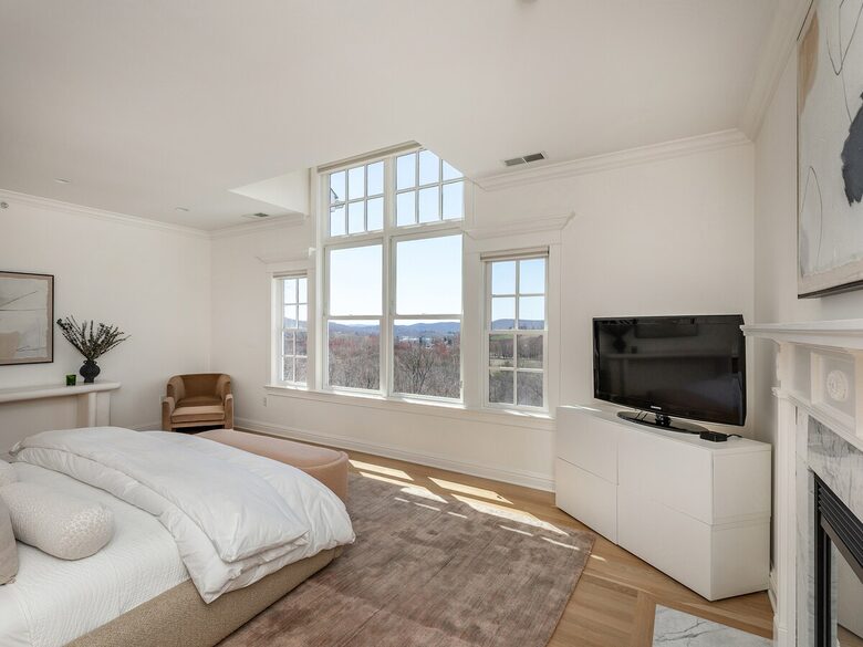 Elegant Colonial Retreat with Private Beach Access - Warren, Connecticut