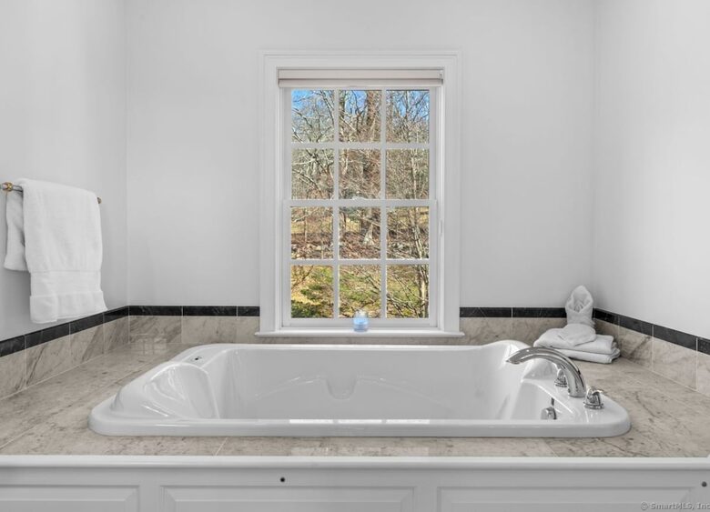Elegant Colonial Retreat with Private Beach Access - Warren, Connecticut