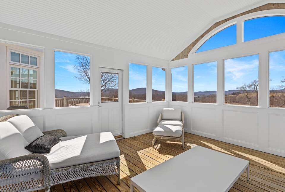 Elegant Colonial Retreat with Private Beach Access - Warren, Connecticut