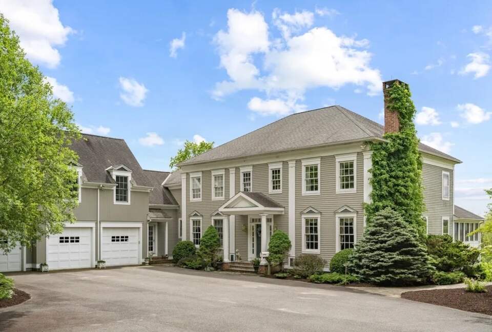 Elegant Colonial Retreat with Private Beach Access - Warren, Connecticut
