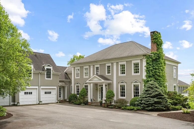 Elegant Colonial Retreat with Private Beach Access - Warren, Connecticut